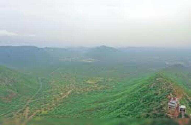 सावित्री मंदिर पर महिला श्रद्धालुओं का सैलाब, पहाड़ी सतरंगी छटा से दमक उठी