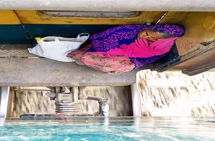 Viral Video: बुजुर्ग महिला को ट्रेन के बाहर पायदान पर सफर करते देख भर आएंगी आँखें. लोग बोले - 'गरीबी बहुत बुरी होती है...'&nbsp;