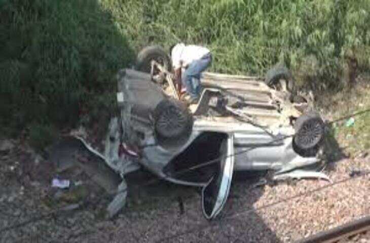 फ्लाईओवर पर रॉकस्टार बन रहा था कार सवार, डिवाइडर से ऐसा टकराया कि चारों खाने हो गया चित- वीडियो वायरल