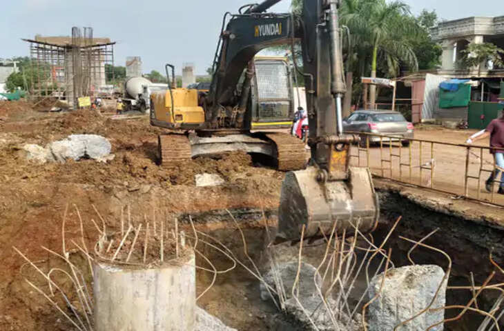 गुना में ओवरब्रिज निर्माण के चार पिलर तोड़े गए, भुरभुरी मिट्टी बनी वजह