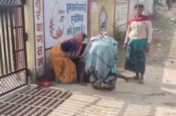 सड़क पर बनी साड़ियों की घेराबंदी, स्थानीय लोगों ने कराई महिला की सुरक्षित डिलीवरी&mdash;वीडियो वायरल