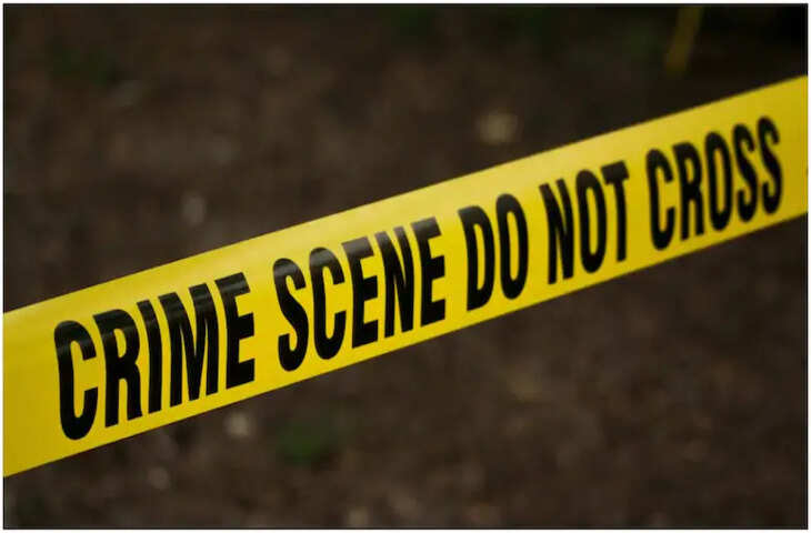 शुक्रवार शाम को बीकानेर के ज़िला पुलिस अधीक्षक (SP) कार्यालय के सामने एक व्यक्ति ने खुद को आग लगा ली, जिससे वहां अफरा-तफरी मच गई। व्यक्ति को आग की लपटों में घिरा देख, मौके पर मौजूद पुलिसकर्मियों में भारी हड़कंप मच गया। पुलिस अधिकारियों ने तुरंत तत्परता दिखाते हुए आग बुझाई और गंभीर रूप से झुलसे व्यक्ति को तत्काल चिकित्सा उपचार के लिए ट्रॉमा सेंटर ले गए, जहां उसकी हालत गंभीर बनी हुई है।  **ADM सिटी कार्यालय के पास आत्मदाह का प्रयास**  रिपोर्ट्स के अनुसार, जिस व्यक्ति ने आत्मदाह का प्रयास किया है, उसकी पहचान रामलाल मेघवाल के रूप में हुई है, जो खाजूवाला के 4 BGM भागू का निवासी है। बताया जा रहा है कि रामलाल सबसे पहले ADM सिटी कार्यालय गया था, जहां उसने अपने ऊपर कोई ज्वलनशील पदार्थ छिड़क लिया। इसके बाद, आग लगने के बावजूद, वह SP कार्यालय की ओर दौड़ने लगा। वहां तैनात पुलिसकर्मियों ने तुरंत मुस्तैदी दिखाई; काफी मशक्कत के बाद, वे आग पर काबू पाने और उसे अस्पताल पहुंचाने में सफल रहे।  **ICU में इलाज जारी; डॉक्टर स्थिति पर नज़र रखे हुए हैं**  फिलहाल, रामलाल का इलाज ट्रॉमा सेंटर में चल रहा है। डॉक्टर किसी भी तरह के संक्रमण को रोकने के लिए विशेष एहतियात बरत रहे हैं; इसी के चलते, उसे गहन चिकित्सा कक्ष (ICU) में भर्ती किया गया है। घायल व्यक्ति की हालत की गंभीरता को देखते हुए, अस्पताल प्रशासन ने उस क्षेत्र में प्रवेश पूरी तरह से प्रतिबंधित कर दिया है, और केवल चिकित्सा कर्मियों को ही अंदर जाने की अनुमति है। पुलिस अब इस रहस्य को सुलझाने में जुटी है कि आखिर रामलाल ने इतना बड़ा और भयानक कदम क्यों उठाया।  अधिकारियों का कहना है कि पूरी घटना की गहन जांच की जा रही है, और घटना के पीछे के असली कारणों का पता रामलाल का बयान दर्ज होने के बाद ही चल पाएगा।