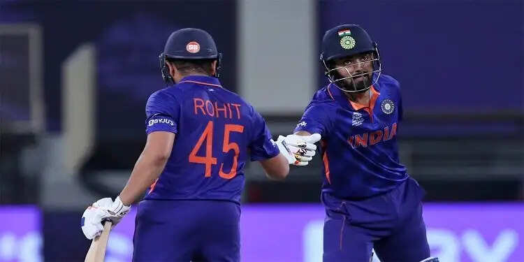 &nbsp;पूर्व खिलाड़ी Ajit Agarkar ने Harshal Patel को सौंपी डेब्यू कैप, Rahul Dravid ने फिर से शुरू की पुरानी प्रथा