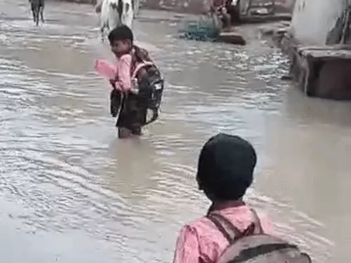 चित्रकूट में घुटनों तक पानी पार कर स्कूल पहुंचे बच्चे, VIDEO वायरल; 300 मीटर रास्ते में जलभराव से अभिभावक चिंतित