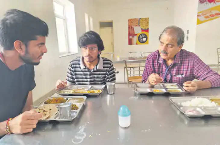 Bhilwara मेडिकल कॉलेज प्राचार्य डॉ. गौर ने कैंटीन में विद्यार्थियों के साथ दोपहर का भोजन किया