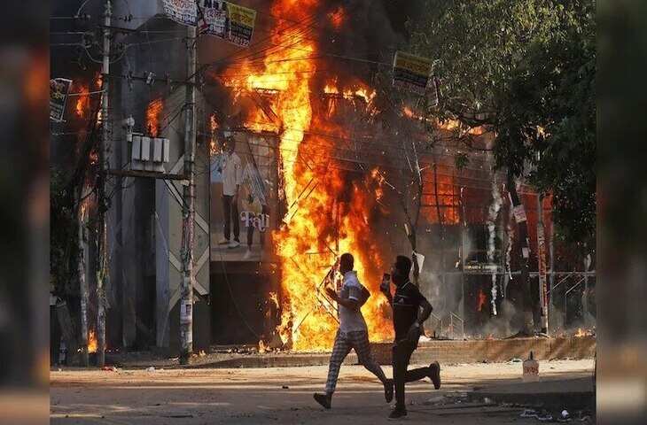 उस्मान हादी की मौत के बाद सुलगा बांग्लादेश, अवामी लीग के दफ्तर फूंके गए और 4 शहरों में हिंसा और आगजनी&nbsp;