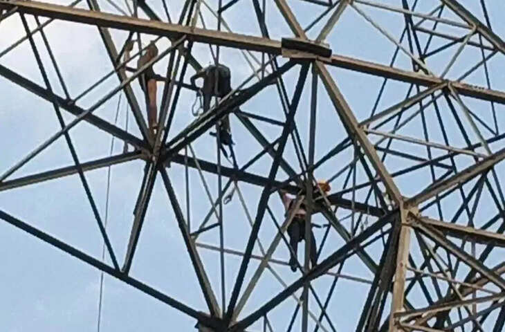 सीधी में जीजा-साले की कहासुनी से हाई वोल्टेज ड्रामा, जीजा 33 केवी बिजली टावर पर चढ़ा