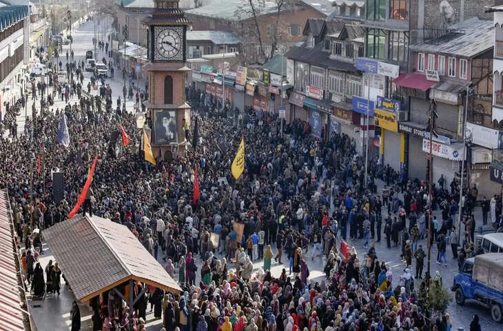 खामेनेई की हत्या के विरोध में सृनागा में सड़कों पर उतरे लोग,&nbsp;पुलिस ने नियंत्रण के लिए फायर किए आंसू गैस के गोले