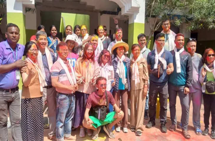 बोधगया में होली का रंग अंतरराष्ट्रीय, वियतनामी पर्यटकों ने locals के साथ मनाई होली