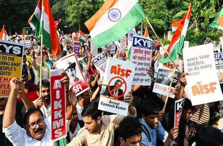 दिल्ली में SIR के खिलाफ फिर सड़कों पर उतरे प्रदर्शनकारी, वीडियो में जाने ज्ञानेश कुमार के इस्तीफे की मांग; पुलिस ने 100 लोगों को हिरासत में लिया