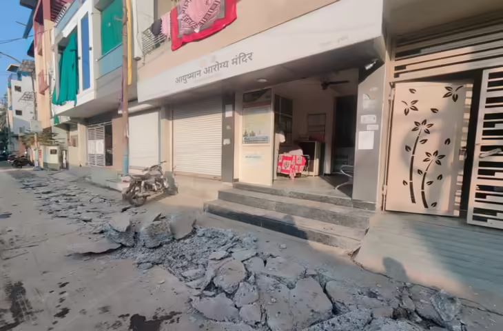 इंदौर के भागीरथपुरा में नर्मदा पानी की आपूर्ति धीरे-धीरे सामान्य, नगर निगम ने लिया पानी का सैंपल