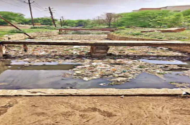 मानसून से पहले लापरवाही! कचरे और मलबे से अटा रविंद्र भवन का मुख्य नाला, जलभराव का बढ़ा खतरा