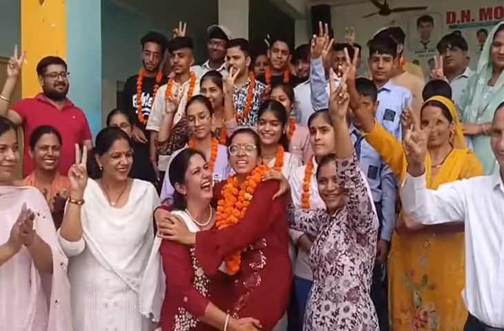 घर में आर्थिक तंगी, बेटी सरोज के सपने बड़े, बोर्ड एग्जाम में हासिल किया तीसरा स्थान