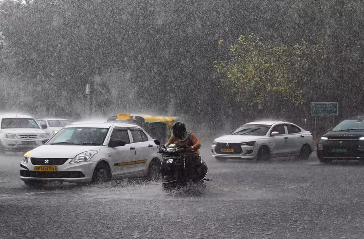 छत्तीसगढ़ में भारी बारिश से बिगड़े हालात, रायपुर-दुर्ग समेत कई जिलों में बाढ़ और जलभराव; सड़क-रेल सेवाएं प्रभावित