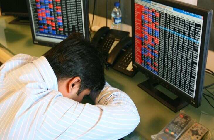 Stock Market Crash: कल उछला था बाजार आज गिर्रा औंधे मुंह, सेंसेक्स 900 अंक डाउन