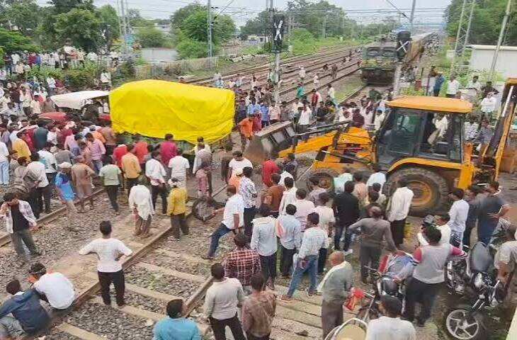 नरसिंहपुर में रेलवे ट्रैक पर फंसी ट्रैक्टर-ट्रॉली, अमरकंटक-पवन एक्सप्रेस समेत कई ट्रेनें रुकीं