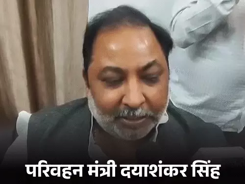 मध्य प्रदेश परिवहन विभाग ने नागरिकों को तेज, पारदर्शी और आसान सेवाएं उपलब्ध कराने की दिशा में बड़ा कदम उठाया है। विभाग ने आधार सत्यापन आधारित फेसलेस व्यवस्था के तहत सारथी और वाहन पोर्टल की 39 ऑनलाइन सेवाओं को अब ऑटो अप्रूवल (स्वतः अनुमोदन) प्रणाली से जोड़ दिया है।  इस नई व्यवस्था के लागू होने के बाद पात्र आवेदकों को कई परिवहन सेवाओं के लिए अब क्षेत्रीय परिवहन कार्यालय (RTO/ARTO) के चक्कर लगाने की जरूरत नहीं होगी। आवेदन प्रक्रिया ऑनलाइन पूरी होगी और आधार सत्यापन के आधार पर सेवाओं को स्वत: मंजूरी मिल सकेगी।  परिवहन विभाग के अधिकारियों के अनुसार, इस व्यवस्था का उद्देश्य आम लोगों को बेहतर सुविधा देना और कार्यालयों में होने वाली अनावश्यक भीड़ को कम करना है। इससे न केवल समय की बचत होगी, बल्कि परिवहन सेवाओं में पारदर्शिता भी बढ़ेगी।  नई ऑटो अप्रूवल प्रणाली के तहत ड्राइविंग लाइसेंस और वाहन संबंधी कई सेवाओं को आसान बनाया गया है। अब आवेदक घर बैठे ऑनलाइन आवेदन कर सकेंगे और आवश्यक प्रक्रिया पूरी होने के बाद उन्हें सेवा का लाभ मिल सकेगा।  विभाग का मानना है कि फेसलेस व्यवस्था से मानवीय हस्तक्षेप कम होगा, जिससे प्रक्रिया अधिक निष्पक्ष और तेज होगी। साथ ही, दस्तावेजों की जांच और आवेदन की स्थिति को ऑनलाइन ट्रैक करना भी आसान होगा।  परिवहन विभाग लगातार डिजिटल सेवाओं के विस्तार पर काम कर रहा है। इससे पहले भी सारथी और वाहन पोर्टल के माध्यम से कई सुविधाएं ऑनलाइन उपलब्ध कराई गई थीं। अब 39 सेवाओं को ऑटो अप्रूवल से जोड़ने के बाद नागरिकों को और अधिक राहत मिलने की उम्मीद है।  अधिकारियों ने बताया कि जिन आवेदकों के दस्तावेज सही होंगे और जो निर्धारित पात्रता पूरी करेंगे, उनके आवेदन स्वत: स्वीकृत हो जाएंगे। हालांकि, किसी भी तरह की कमी या नियमों के उल्लंघन की स्थिति में आवेदन की जांच की जा सकती है।  इस नई व्यवस्था से खासतौर पर ग्रामीण और दूरदराज क्षेत्रों में रहने वाले लोगों को फायदा मिलेगा, जिन्हें छोटे-छोटे कामों के लिए भी परिवहन कार्यालयों तक पहुंचना पड़ता था।  परिवहन विभाग की यह पहल डिजिटल इंडिया अभियान को आगे बढ़ाने के साथ-साथ सरकारी सेवाओं को आम जनता तक सरल और सुविधाजनक तरीके से पहुंचाने की दिशा में महत्वपूर्ण कदम मानी जा रही है।