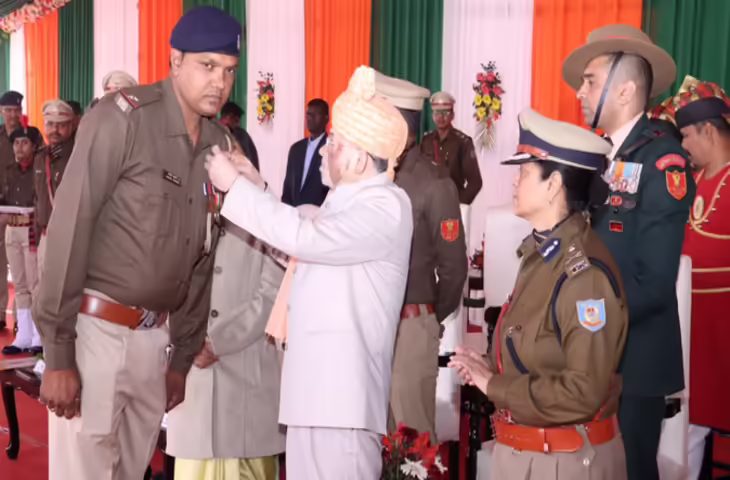गणतंत्र दिवस पर झारखंड पुलिस के एएसआई श्याम सिंह को राज्यपाल पदक से सम्मानित