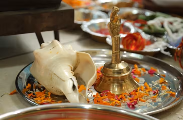 पूजा करते समय कितनी देर और कितनी बार बजानी चाहिए घंटी? जानें सही तरीका