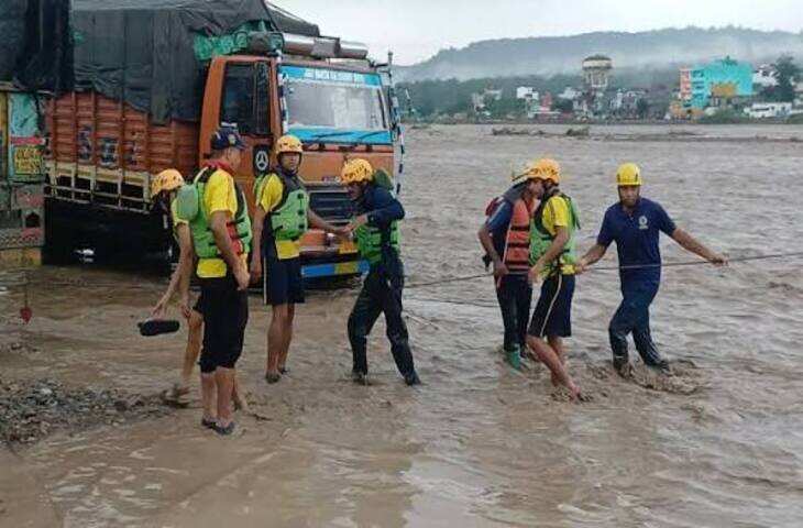 चंद्रप्रभा नदी में खतरनाक हालात, तेज बहाव में फंसे 3 सैलानी
