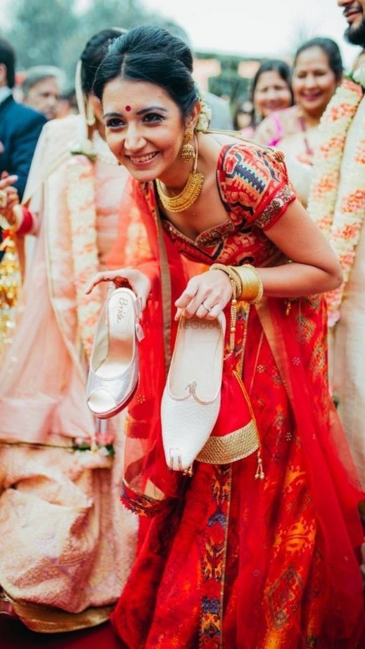 why groom shoes is steal in wedding, why do shoes of groom are steal in  wedding, What is the reason behind Joota Chupai Rasam, hiding shoes indian  wedding, what is the tradition