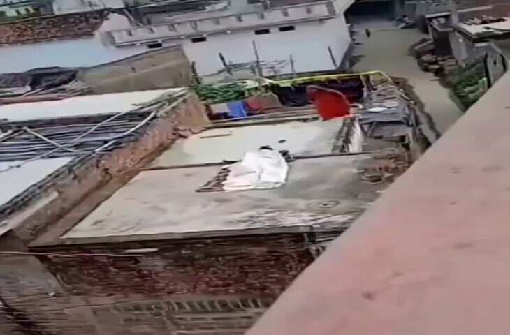 दिनदिहाड़े लड़के के साथ चादर में लिपटकर सो रही थी पड़ोसन तभी माता जी ने आकर बना दी चकरी, Viral VIDEO देख हंसते-हंसते हो जायेंगे लोट-पोट&nbsp;