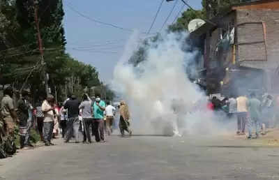 Police ने कश्मीरी पंडित कर्मचारियों को तितर-बितर करने के लिए आंसू गैस के गोले दागे, लाठीचार्ज किया