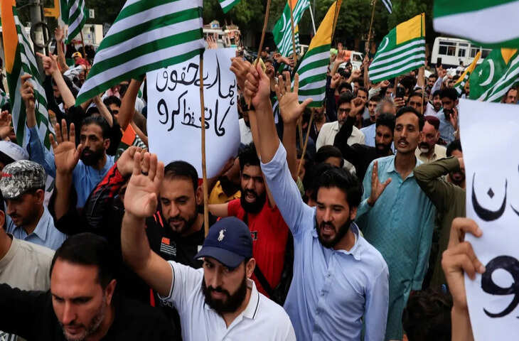 PoK Crisis: 48 घंटे के अल्टीमेटम से पाकिस्तान की बढ़ीं मुश्किलें, हजारों लोगों के प्रदर्शन से मचा सियासी बवाल