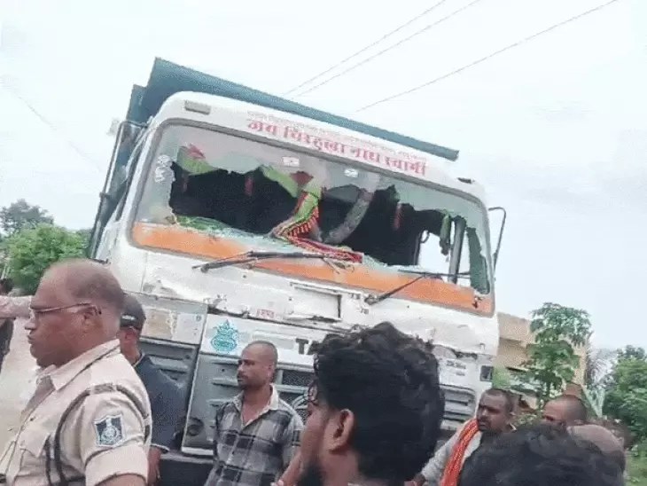 रीवा में तेज रफ्तार हाईवा ने छात्रा को कुचला: गंभीर हालत में जबलपुर रेफर, गुस्साए ग्रामीणों ने वाहन में की तोड़फोड़