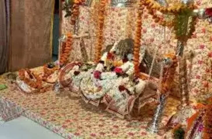 Lucknow 493 साल बाद रजत हिंडोले पर विराजे रामलला, फूलों से सजा गर्भगृह, रामलला को लगा विशेष भोग