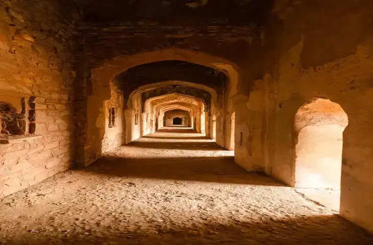 की इस वीडियो में किले की खौफनाक सुरंगों और खजाने का राज़, सदियों से दफ़न राज़ जान काँप जाएगी रूह 
