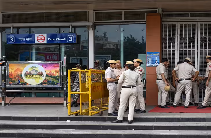दिल्ली मेट्रो के 11 स्टेशनों के एंट्री-एग्जिट बंद, राजीव चौक और सेंट्रल सेक्रेटेरिएट भी शामिल