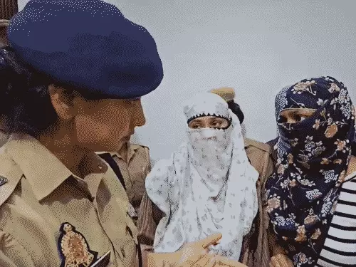 वाराणसी में फर्जी शेयर बाजार कॉल सेंटर का खुलासा, 1.25 करोड़ की ठगी; 21 महिलाओं समेत 32 गिरफ्तार