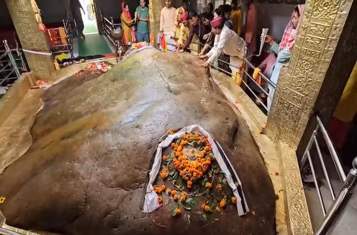 अद्भुत शिवलिंग: धरती पर लेटे स्वरूप में विराजमान हैं भगवान शिव, हर साल बढ़ता है आकार, जानें रहस्य
