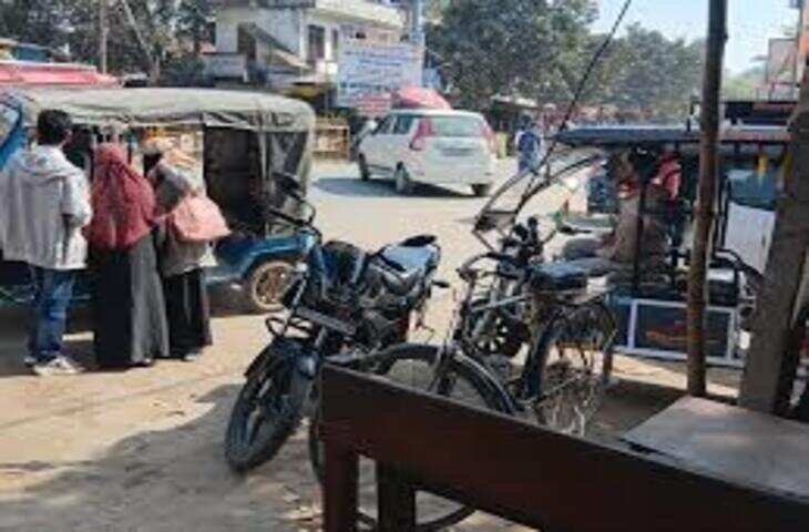 जिले के मुंशीगंज क्षेत्र में ई-रिक्शा और ऑटो चालकों द्वारा यातायात नियमों की खुलेआम धज्जियां उड़ाए जाने का मामला सामने आया है। आरोप है कि चालक क्षमता से अधिक सवारियां बैठाकर वाहन चला रहे हैं और यात्रियों से मनमाना किराया वसूल कर रहे हैं।  नियमों का उल्लंघन, यात्रियों से अभद्रता के आरोप  स्थानीय लोगों के अनुसार, कई ऑटो और ई-रिक्शा चालक निर्धारित सीटिंग क्षमता से अधिक यात्रियों को बैठा रहे हैं, जिससे न केवल यातायात नियमों का उल्लंघन हो रहा है बल्कि यात्रियों की सुरक्षा भी खतरे में पड़ रही है। कुछ मामलों में यात्रियों के साथ अभद्र व्यवहार की शिकायतें भी सामने आई हैं।  एम्स आने वाले मरीजों को ज्यादा परेशानी  इस अव्यवस्था का सबसे अधिक असर एम्स आने-जाने वाले मरीजों और उनके परिजनों पर पड़ रहा है। बाहर से आने वाले मरीजों को न तो सही किराया जानकारी मिल पाती है और न ही उन्हें उचित परिवहन सुविधा उपलब्ध हो पाती है, जिससे उन्हें परेशानी का सामना करना पड़ता है।  कार्रवाई की मांग  स्थानीय नागरिकों ने प्रशासन से मांग की है कि ई-रिक्शा और ऑटो संचालन पर सख्त निगरानी रखी जाए और नियमों का उल्लंघन करने वाले चालकों के खिलाफ कार्रवाई की जाए। साथ ही किराया तय करने की व्यवस्था लागू करने की भी मांग उठी है।  यातायात व्यवस्था पर सवाल  इस पूरे मामले ने क्षेत्र की यातायात व्यवस्था पर सवाल खड़े कर दिए हैं। लोगों का कहना है कि अगर जल्द नियंत्रण नहीं किया गया तो यह स्थिति और भी बिगड़ सकती है।  प्रशासन की ओर से फिलहाल इस मामले में कार्रवाई की संभावना जताई जा रही है, जबकि स्थानीय लोग सख्त कदम उठाने की मांग कर रहे हैं।