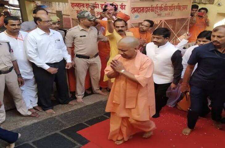 सीएम योगी ने चित्रकूट में की कामदगिरि की परिक्रमा, 5 किमी पैदल चलकर लिया आशीर्वाद
