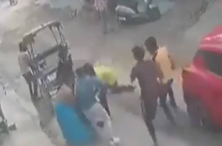 बाइक सवार बदमाशों ने महिला के गले से तोड़ ली चेन, वीडियो में देखें फिर लोगों ने कैसा किया लुटेरे का हाल