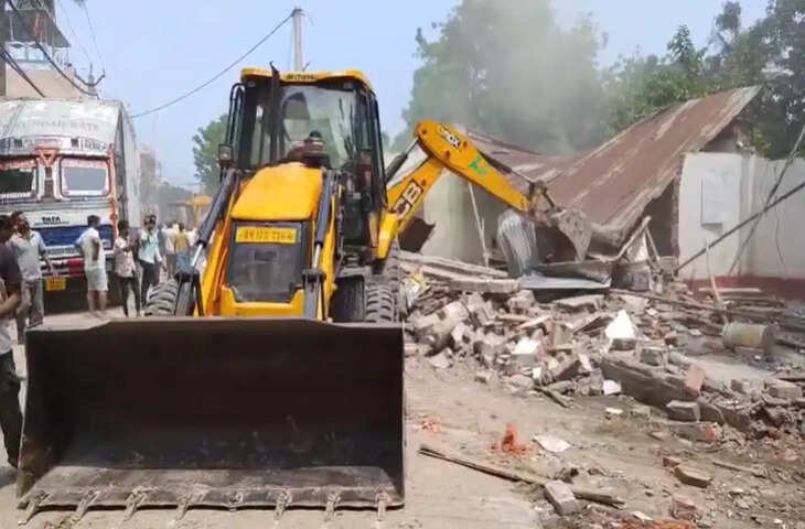 कटिहार में अतिक्रमण हटाओ अभियान: 8 एकड़ सरकारी जमीन खाली, 10 बुलडोजर से कार्रवाई, विरोध के बीच कई ढांचे ध्वस्त