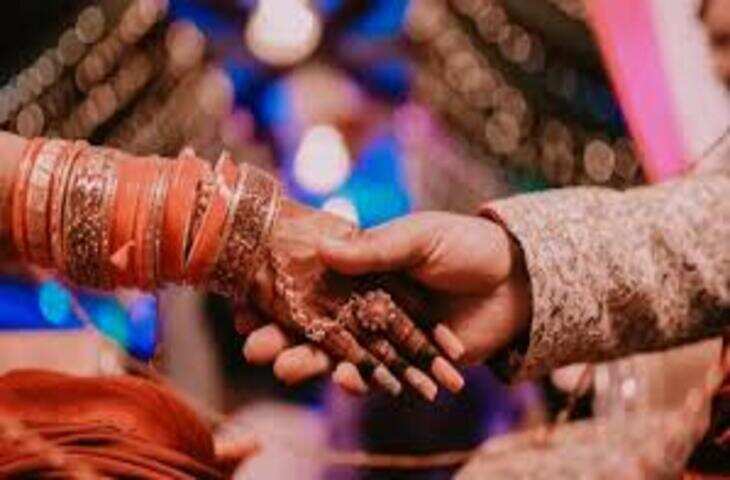 अलवर में इंसानियत की मिसाल, वीडियो में जाने पुलिस थानेदार ने गरीब मजदूर की बेटियों की शादी अपने आंगन में कराई