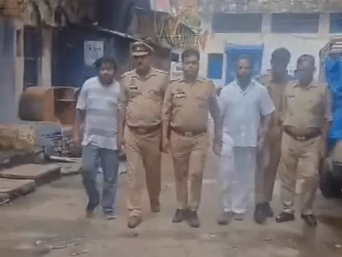 16 रुपए की सेल का ऑफर देने वाले 2 गिरफ्तार, ढाई घंटे पहले जुटने लगी थी भीड़; रईस आलम बोले- लोग करने लगे थे हुड़दंग