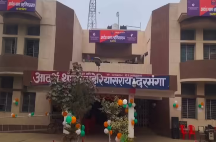 दरभंगा में PhD डिपार्टमेंट के कर्मचारी पवन प्रसाद की हत्या की गुत्थी पुलिस ने सुलझा ली है। यह हत्या दो नाबालिग लड़कों ने सिर्फ़ 50 रुपये के किराए के लिए की थी। पुलिस ने एक नाबालिग को गिरफ्तार कर लिया है, जबकि दूसरे की तलाश में छापेमारी की जा रही है। पुलिस के मुताबिक, घटना 9 जनवरी की सुबह करीब 4 बजे हुई। दोनों नाबालिग दरभंगा रेलवे स्टेशन से ई-रिक्शा पर सवार होकर लहेरियासराय के कमर्शियल चौक पहुंचे। उतरने के बाद ड्राइवर पवन प्रसाद ने 150 रुपये किराया मांगा, जबकि दोनों लड़के सिर्फ़ 100 रुपये देने पर अड़े रहे। इसी बात पर बहस हो गई। किराए को लेकर बहस इतनी बढ़ गई कि एक नाबालिग ने अपनी जेब से चाकू निकालकर पवन प्रसाद की गर्दन में घोंप दिया। पवन गंभीर रूप से घायल होकर सड़क पर गिर गया और मौके पर ही उसकी मौत हो गई। हत्या के बाद दोनों आरोपी मौके से फरार हो गए।  यह घटना लहेरियासराय थाने से सिर्फ़ 200 मीटर की दूरी पर हुई, जो पुलिस के लिए एक बड़ी चुनौती थी। SSP जगुनाथ रेड्डी के निर्देश पर पुलिस ने आस-पास लगे CCTV कैमरे चेक किए। फुटेज में घटना के बाद बालोदिया ट्रेडर्स के पास गली से दो लड़के भागते हुए दिखे। टेक्निकल जांच के आधार पर सात दिन बाद एक आरोपी को गिरफ्तार कर लिया गया।  मृतक की पहचान बहेरी थाना इलाके के रहने वाले पवन प्रसाद के रूप में हुई है। वह दरभंगा में पब्लिक हेल्थ इंजीनियरिंग डिपार्टमेंट में क्लास IV कर्मचारी था और एक्स्ट्रा इनकम के लिए पार्ट-टाइम ई-रिक्शा चलाता था। पुलिस के मुताबिक, पवन पहले भी विवादों में रहा है और फायरिंग के एक मामले में जेल जा चुका है। पारिवारिक विवाद के कारण उसकी पत्नी उससे अलग रह रही थी। उसकी मौत के बाद एक महिला ने उसकी पत्नी होने का दावा किया।  लहेरियासराय थाना अधिकारी अमित कुमार ने बताया कि PhD स्टूडेंट की हत्या का मामला सुलझ गया है। एक नाबालिग आरोपी को गिरफ्तार कर लिया गया है, जबकि दूसरे की तलाश जारी है। पुलिस का कहना है कि दोनों आरोपी लहेरियासराय थाना इलाके के रहने वाले हैं और दूसरे आरोपी को भी जल्द ही गिरफ्तार कर लिया जाएगा।