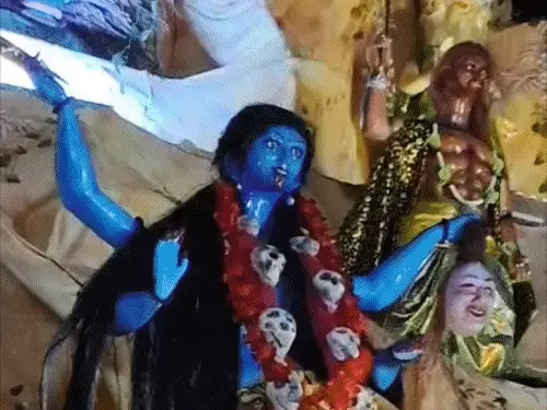 महानवमी पर दुर्गा पंडालों में उमड़ी श्रद्धालुओं की भीड़, कोलकाता में भगदड़ से 19 मौतों के बाद बिहार में प्रशासन अलर्ट