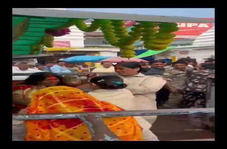 बाबा मंदिर के निकास द्वार पर महिला पुलिसकर्मी ने श्रद्धालु से की मारपीट, वीडियो वायरल
