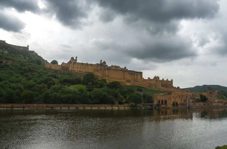 राजस्थान में मौसम का दोहरा असर: वीडियो में देंखे 25 जिलों में आंधी-बारिश का अलर्ट, कहीं झुलसाती गर्मी तो कहीं राहत की फुहारें