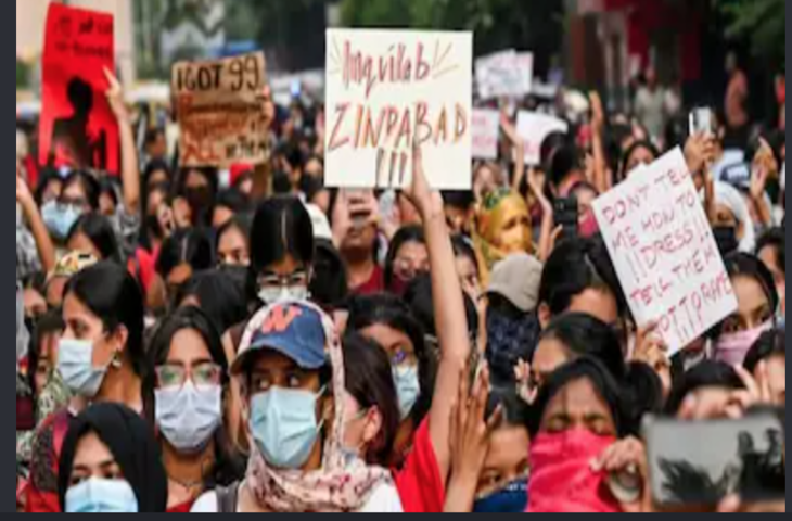 दिल्ली की सड़कों पर छात्राओं का अनोखा प्रदर्शन! 'समोसा और कचौड़ी' वाले नारों से गूंजा राजधानी का माहौल, जानें क्या है पूरा मामला