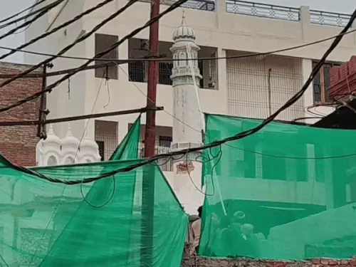 वाराणसी की दालमंडी चौड़ीकरण परियोजना: पांच मस्जिदों के चिह्नित हिस्सों पर दूसरे दिन भी चलेगा ध्वस्तीकरण अभियान