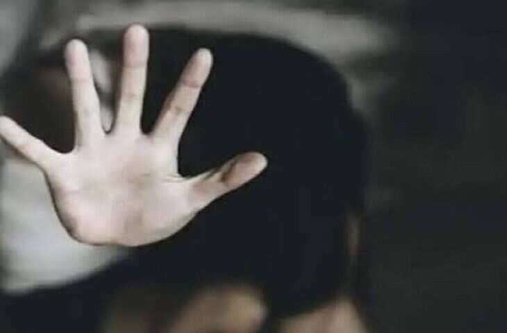 यमुनानगर में पड़ोसी ने ब्लैकमेल कर विवाहिता से डेढ़ साल तक किया दुष्कर्म, अब पति ने तीन तलाक बोलकर घर से निकाला