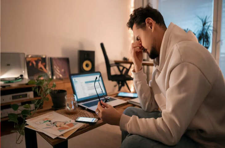 खुश नहीं होने के बावजूद लोग क्यों करते रहते है नौकरी ? जानिए क्या है&nbsp;Job Hugging का ये नया ट्रेंड&nbsp;