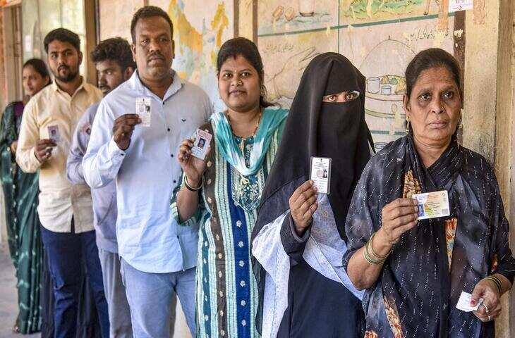 Maharashtra Municipal Polls Voting: नवी मुंबई में मिला पैसों से भरा बैग, बांद्रा में EVM बंद, वोटर्स निराश