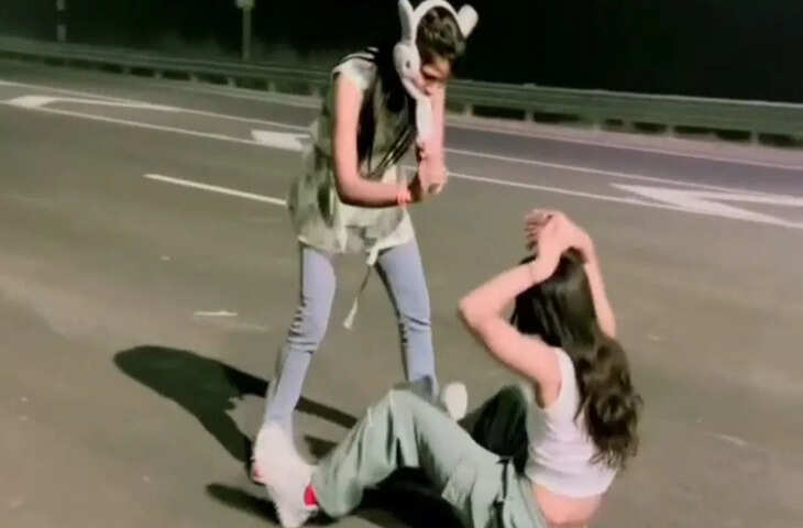 लड़कियों का &lsquo;नागिन डांस&rsquo; देखा क्या? उन्नाव में हाईवे पर लेटकर बनाई खतरनाक वाली रील, वीडियो हुआ वायरल